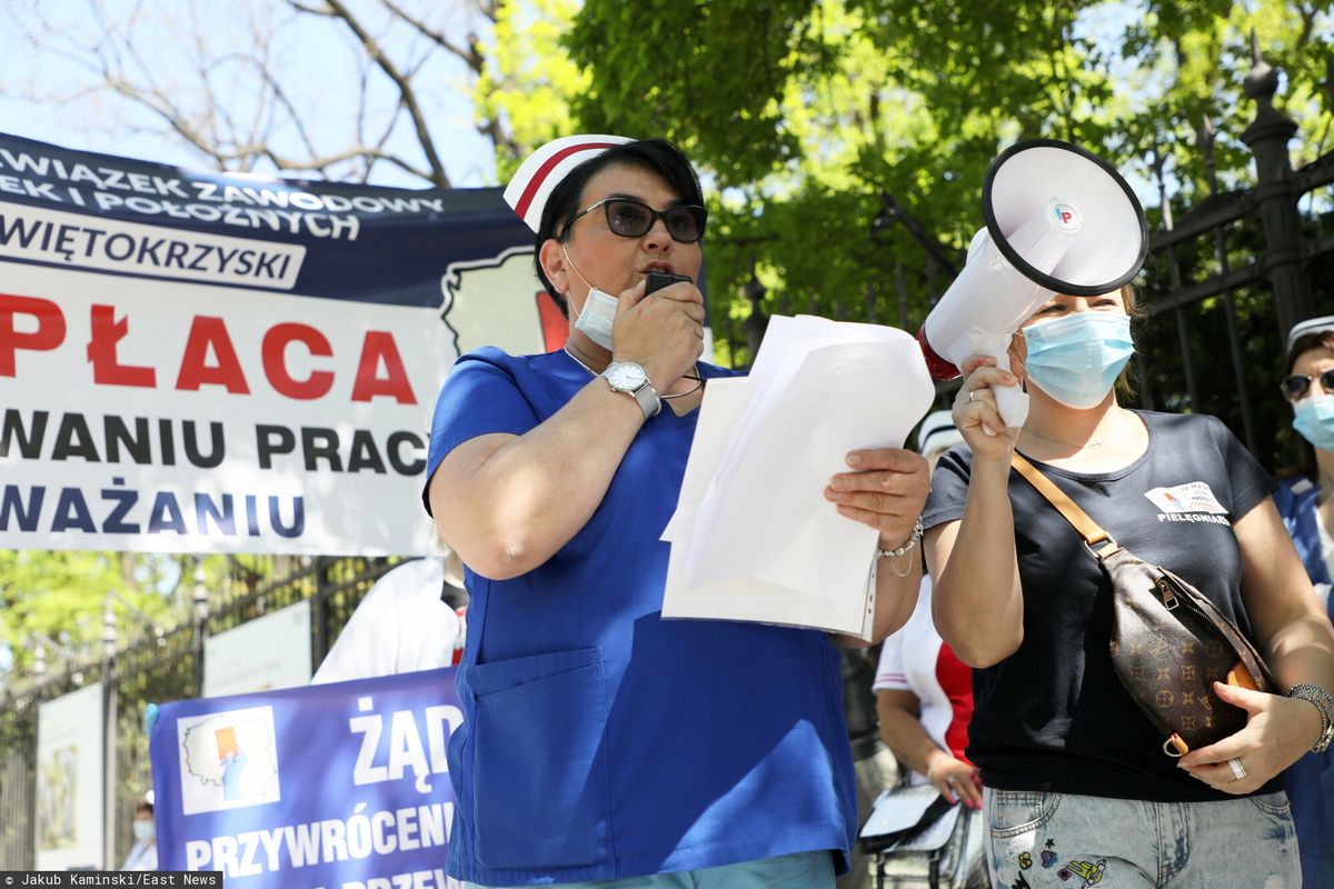Warszawa. Protest pielęgniarek w Warszawie, w Międzynardowy Dzień Pielęgniarek, Pielęgniarzy i Położnych