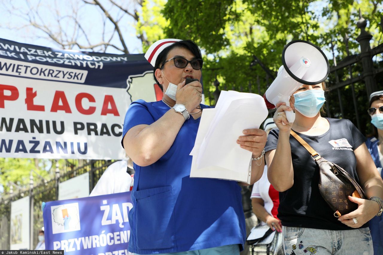 Warszawa. Protest pielęgniarek w Warszawie, w Międzynardowy Dzień Pielęgniarek, Pielęgniarzy i Położnych