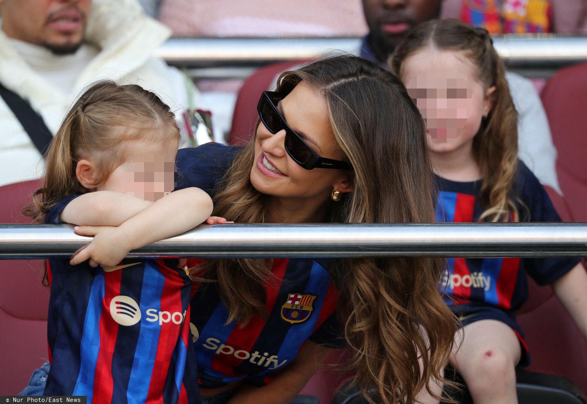 Anna Lewandowska z córkami dopingują Roberta z trybun