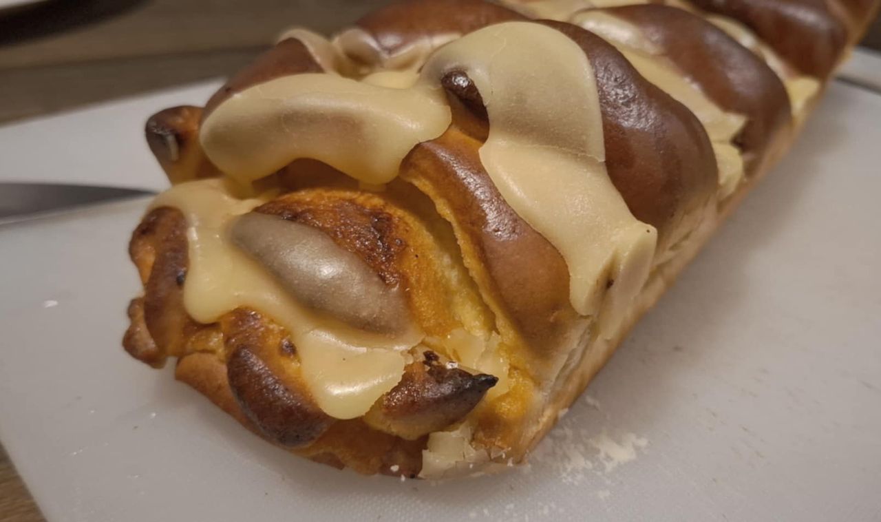 Mięciutka duńska drożdżówka z cynamonem. Kroi się ją jak ciasto i podaje do kawki