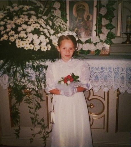 Ewelina przed ołtarzem w dniu przyjęcia sakramentu