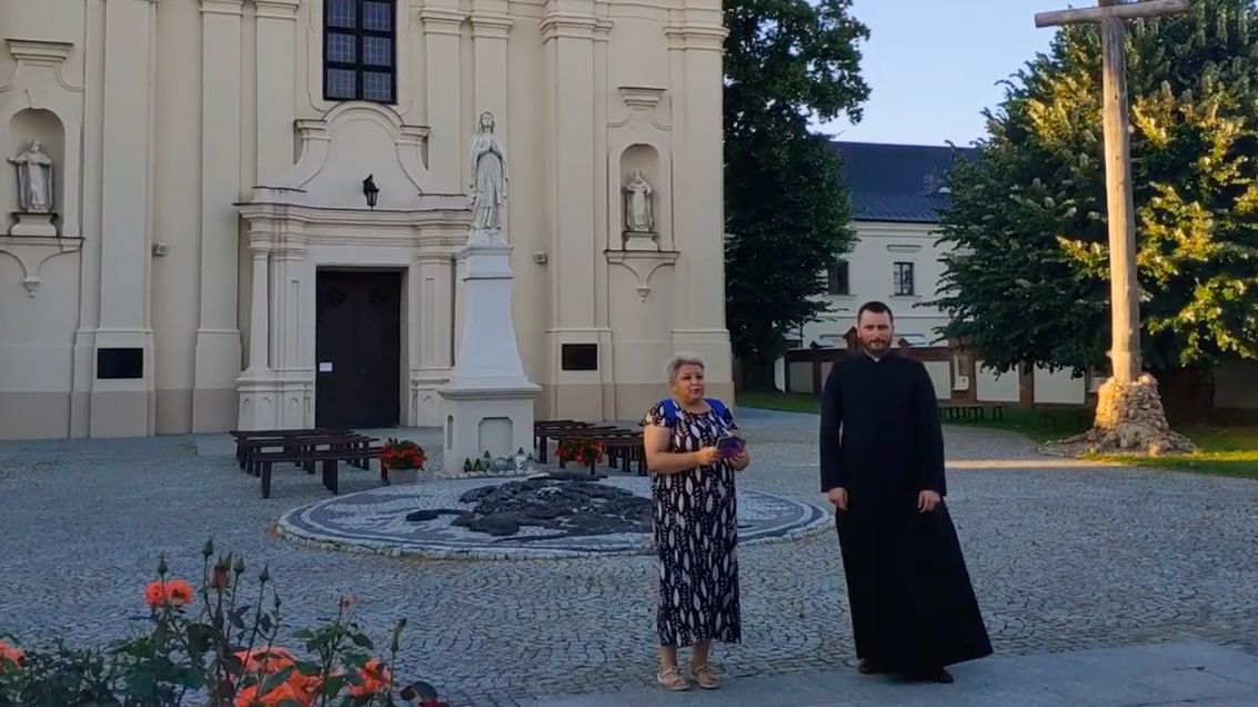 Ksiądz i katechetka zachwycili