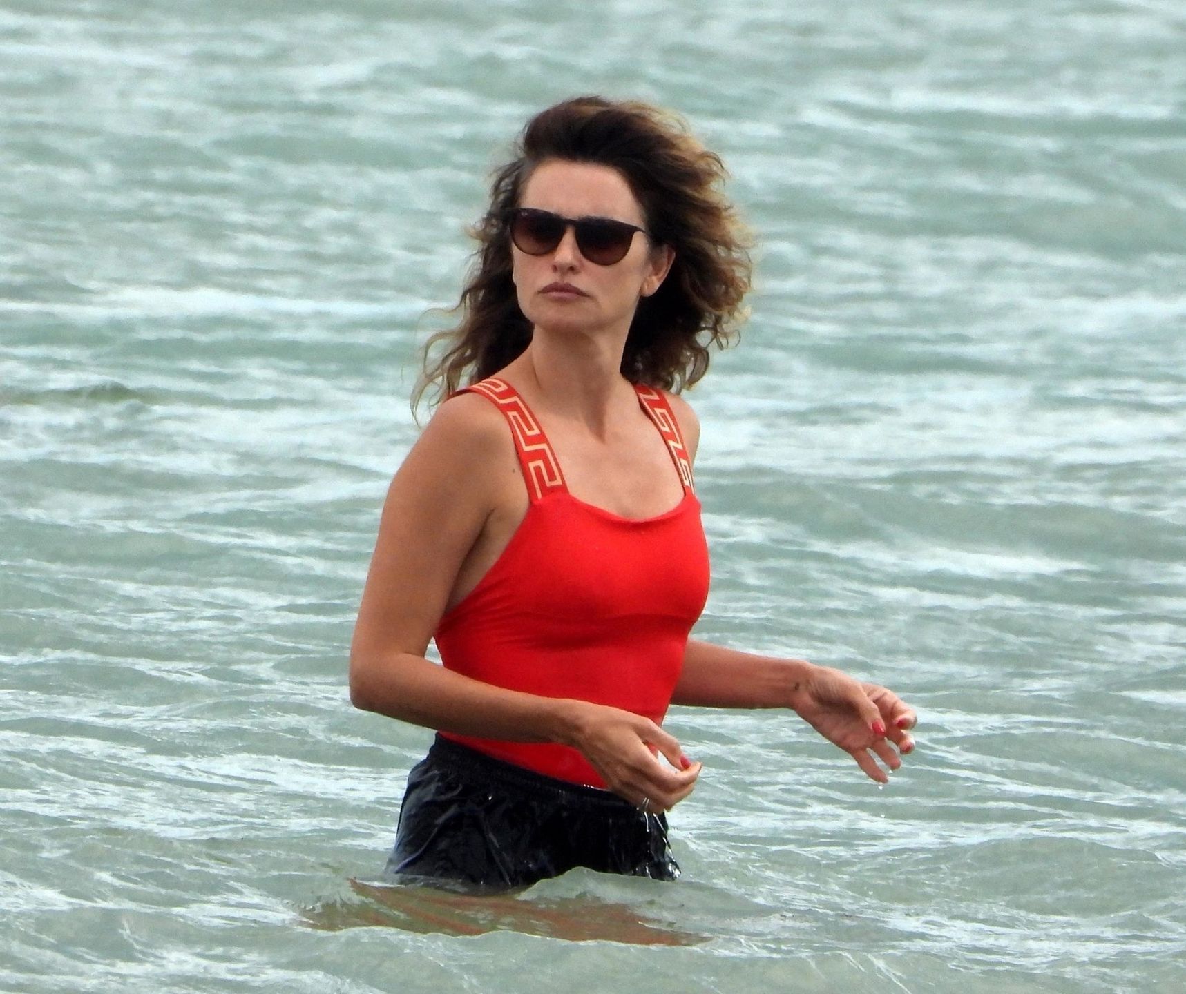 Penelope Cruz na plaży z dziećmi bez Javiera Bardema