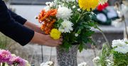 Świeże kwiaty na grobie? Ten trik sprawi, że będą stały jeszcze dłużej
