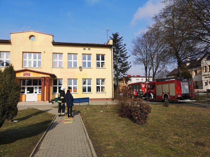 Ewakuacja uczniów i pracowników szkoły podstawowej w Wilkołazie | fot. Dominik Wąsik
