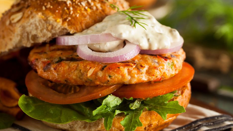 Przygotowanie rybnych burgerów nie należy do skomplikowanych zadań