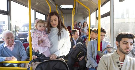 Usłyszała, co mówią za jej plecami w autobusie. Postanowiła wysiąść