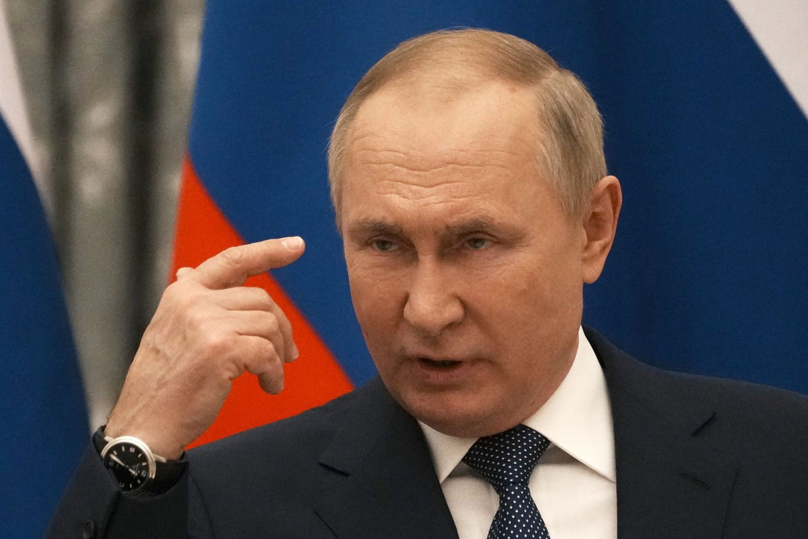 French President Emmanuel Macron at Kremlinepa09736592 Russian President Vladimir Putin gestures during a joint press conference with French President Emmanuel Macron after their talks in the Kremlin in Moscow, Russia, 07 February2022. International efforts to defuse the standoff over Ukraine intensified with French President Emmanuel Macron holding talks in Moscow and German Chancellor Olaf Scholz in Washington to coordinate policies as fears of a Russian invasion mount.  EPA/THIBAULT CAMUS / POOL MAXPPP OUT Dostawca: PAP/EPA.THIBAULT CAMUS / POOL