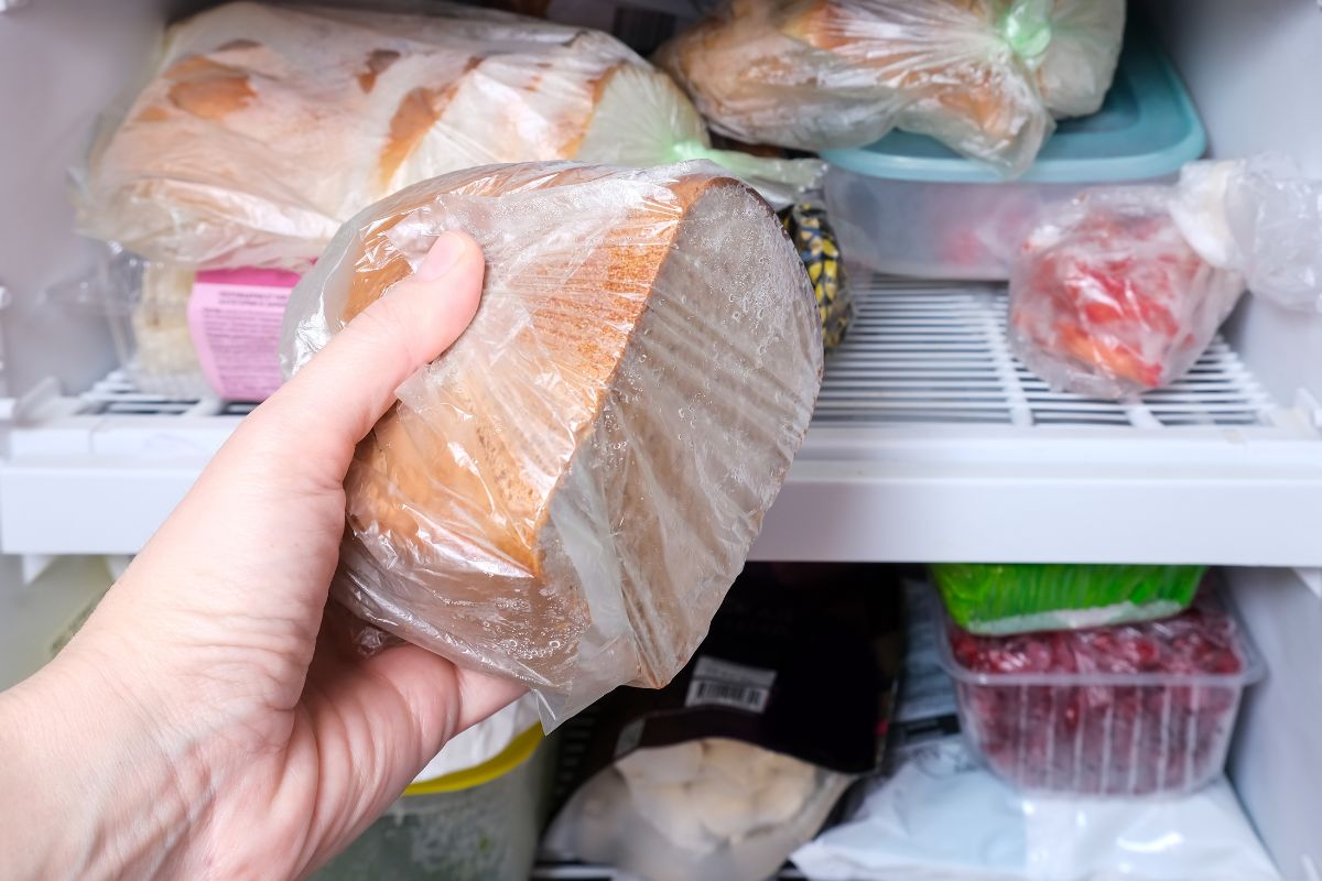 Pieczywo mrożę tylko w ten sposób. Po rozmrożeniu smakuje jak prosto z piekarni