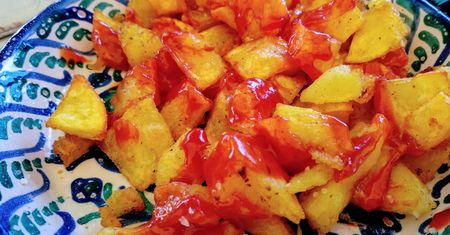 Patatas bravas - znak rozpoznawczy madryckiej gastronomii. Jednak trzeba wiedzieć, gdzie je zamówić