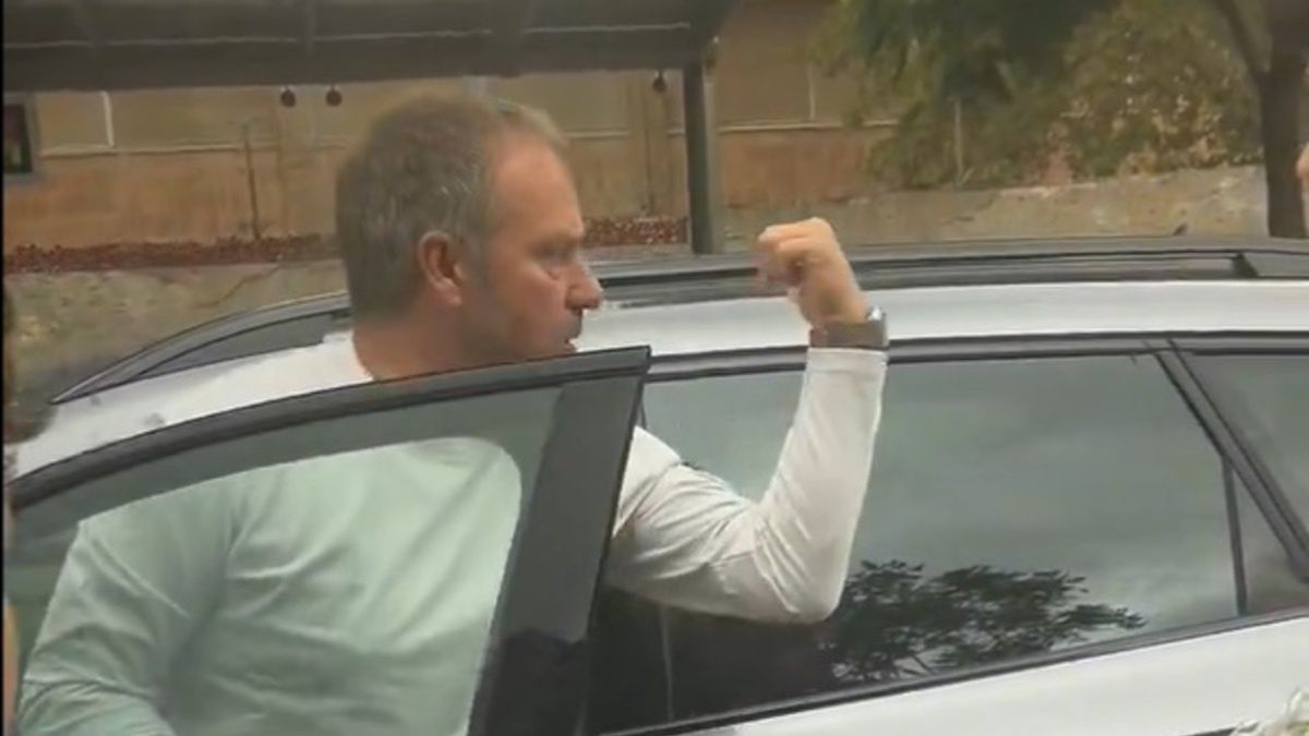 Hansi Flick kieruje młodych kibiców na przystanek