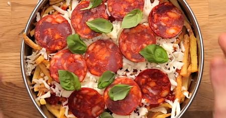 Rozpustny przepis na koniec wakacji. Pizza z frytek