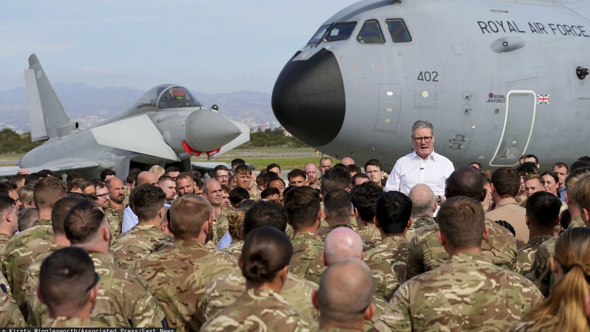 Premier Wielkiej Brytanii Keith Stermer w brytyjskiej bazie na C