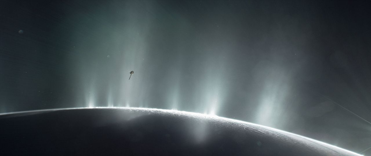 Ślady życia na księżycu Saturna Enceladusie? Naukowcy dokonali ważnego odkrycia - Wyobrażenie artysty przedstawiające sondę kosmiczną NASA Cassini przelatującą przez pióropusze metanu 