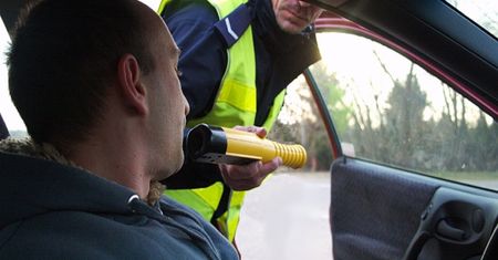 Kierowca yarisa podał dowód osobisty. Policjanci szybko dostrzegli ten mały szczegół