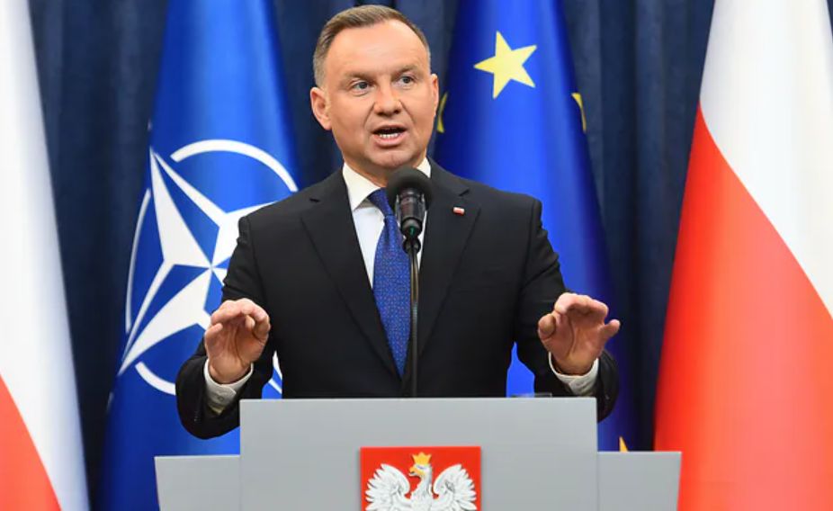"KE nie zawaha się". Jest reakcja unijnego komisarza na "lex Tusk"