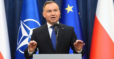 "KE nie zawaha się". Jest reakcja unijnego komisarza na "lex Tusk"