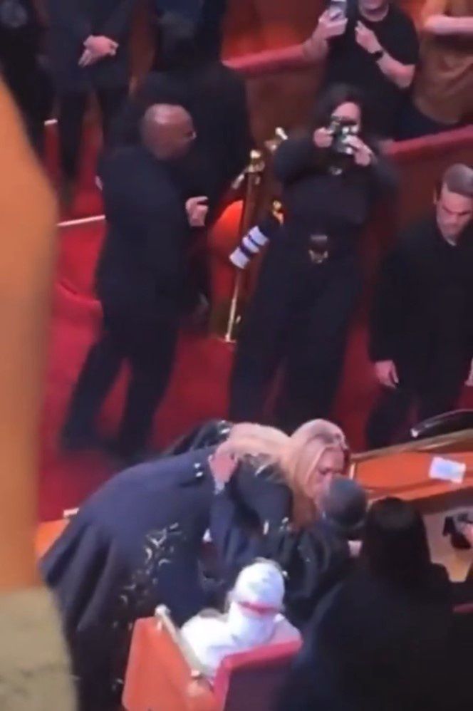 Adele całuje swojego narzeczonego