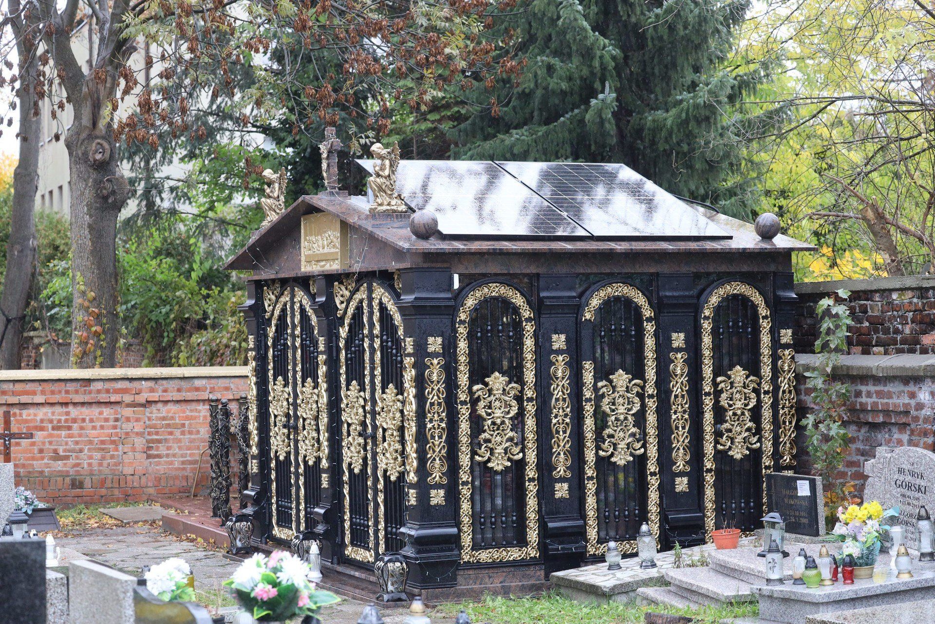 Grobowiec z fotowoltaiką na cmentarzu na Załężu