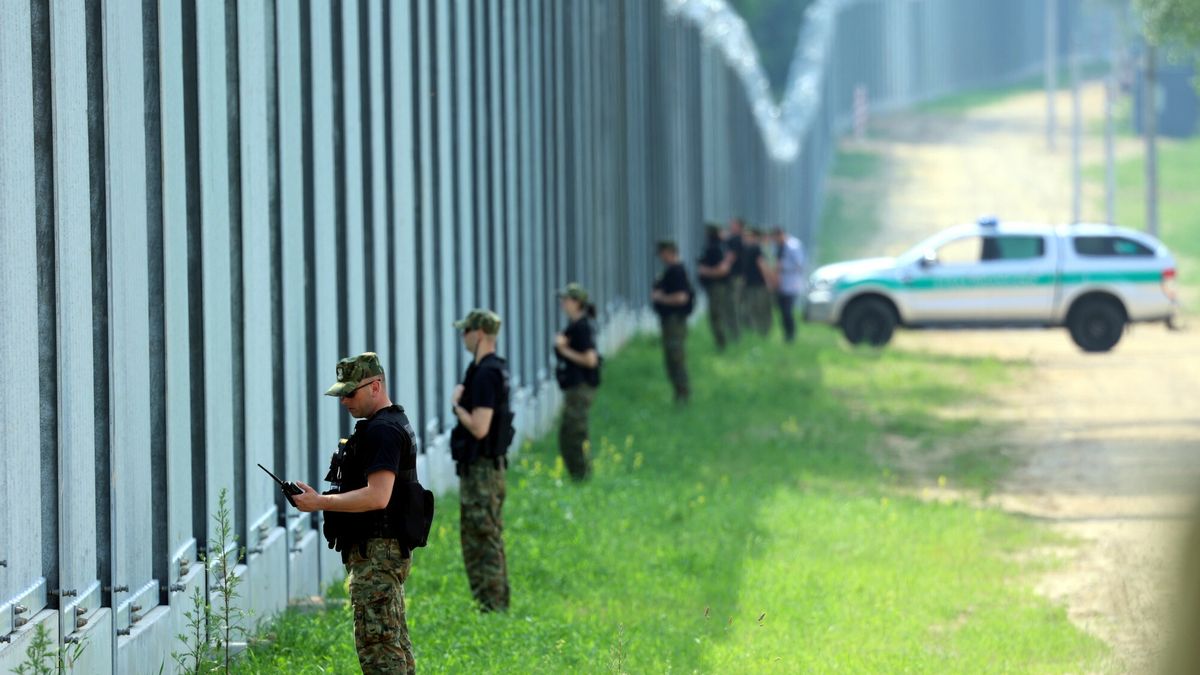 Zapora na granicy polsko-bia?oruskiej jest gotowa
Fot. Piotr Molecki/East News, Kuznica Bialostocka, 30.06.2022. Konferencja prasowa premiera Mateusza Morawieckiego, ministra Spraw Wewnetrznych i Administracji Mariusza Kaminskiego, sekretarza stanu w MSWiA Macieja Wasika oraz Komendanta Glownego SG gen. dyw. SG Tomasza Pragi. Od 1 lipca br. zostana wprowadzone zmiany w zasadach przebywania w strefie nadgranicznej przyleglej do granicy z Bialorusia. N/z zapora na granicy
Piotr Molecki