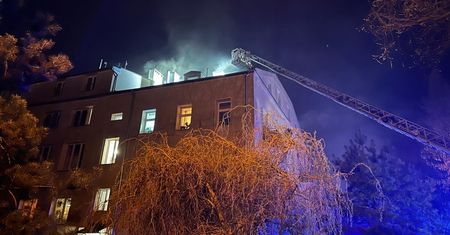 Nocny pożar budynku wielorodzinnego w Lublinie. Paliło się poddasze