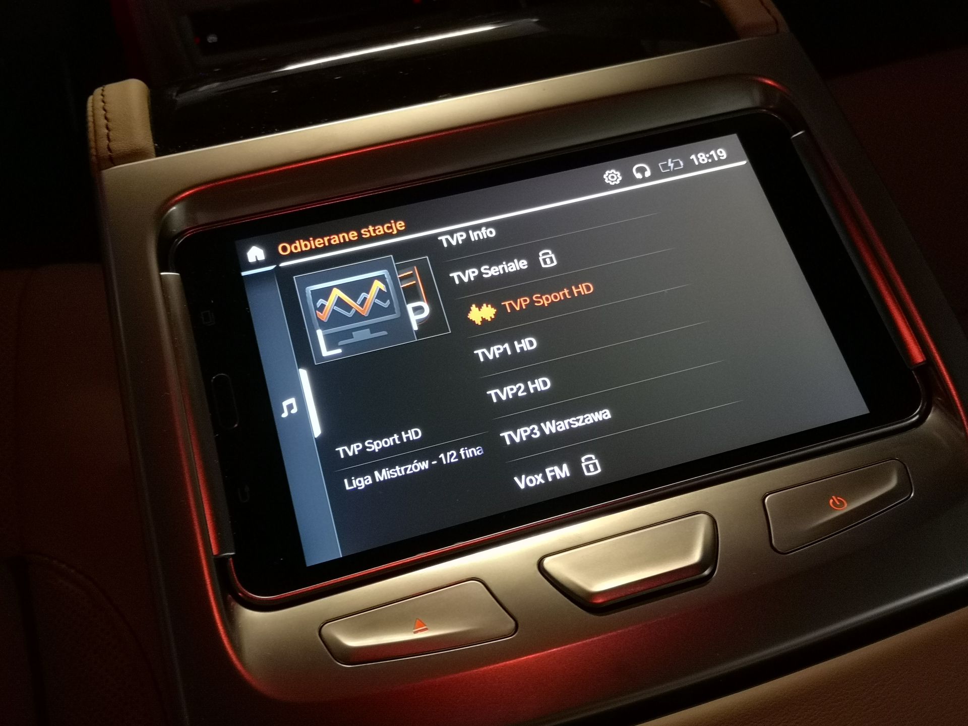 BMW 750i xDrive: Systemy wsparcia kierowcy, Night Vision, zdalne sterowanie i audio Bowers & Wilkins 52