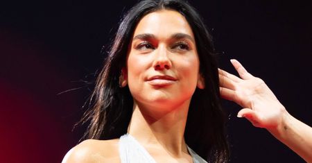Dua Lipa pokazała sylwestrowy manicure. "Confetti nails" to hit na karnawał