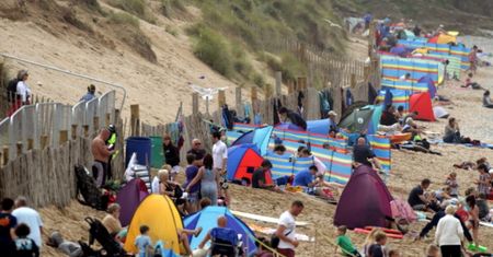 Nastolatek wykopał na plaży dół. Omal nie został pogrzebany żywcem