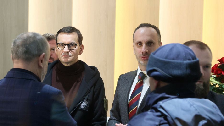 Sytuacja w PAP pod decyzji Ministra KiDN
Fot. Wojciech Olusnik/East News, Warszawa,  23.12.2023. Sytuacja w Polskiej Agencji Prasowej po decyzji ministra kultury Bartlomieja Sienkiewicz, ktory odwolal dotychczasowe wladze Polskiego Radia, Telewizji Polskiej i PAP. Zmian w redakcji i zarzadzie nie uznaje odwolany prezes PAP Wojciech Surmacz, wspierany przez poslow PiS. W gmachu PAP od 20 bm. trwa - jak okreslaja to parlamentarzy?ci PiS - interwencja poselska zwiazana z wyborem nowych wladz agencji.
N/z: Jan Mosinski, Mateusz Morawiecki, Janusz Kowalski
Wojciech Olusnik