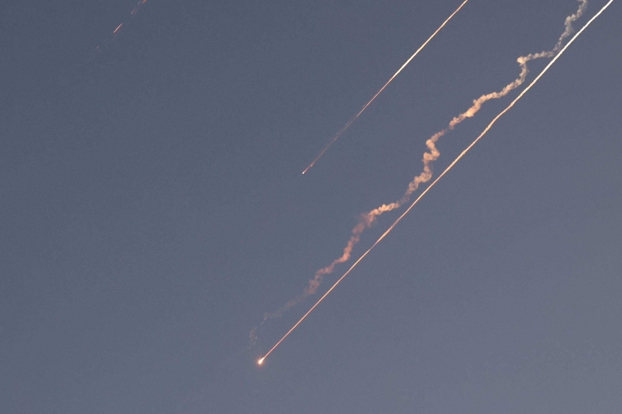 Ballistic missiles and smoke trails from ballistic missiles in the sky above Jerusalem, Israel, 14 June 2025. An Israeli Defense Forces (IDF) spokesperson said Iran launched a wave of ballistic missiles toward Israel, and according to emergency service Magen David Adom (MDA), 41 people were injured, including two in critical condition. EPA/ABIR SULTAN Dostawca: PAP/EPA.