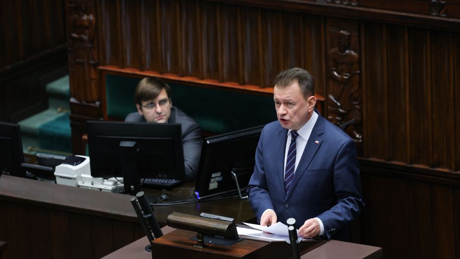 Warszawa, 11.12.2023. Szef klubu PiS Mariusz Błaszczak (P) na sali obrad Sejmu w Warszawie, 11 bm. Posłowie mają się zająć wyborem premiera. (sko) PAP/Rafał Guz