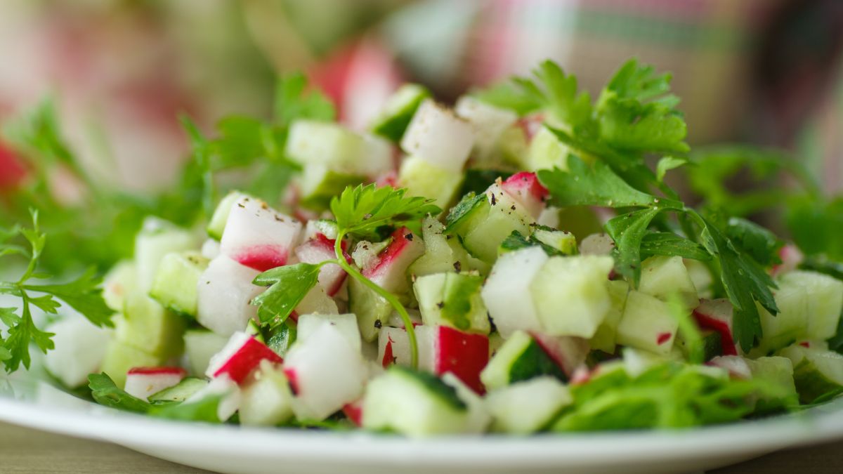 Sałatka działkowca - zdrowa kompozycja tanich warzyw