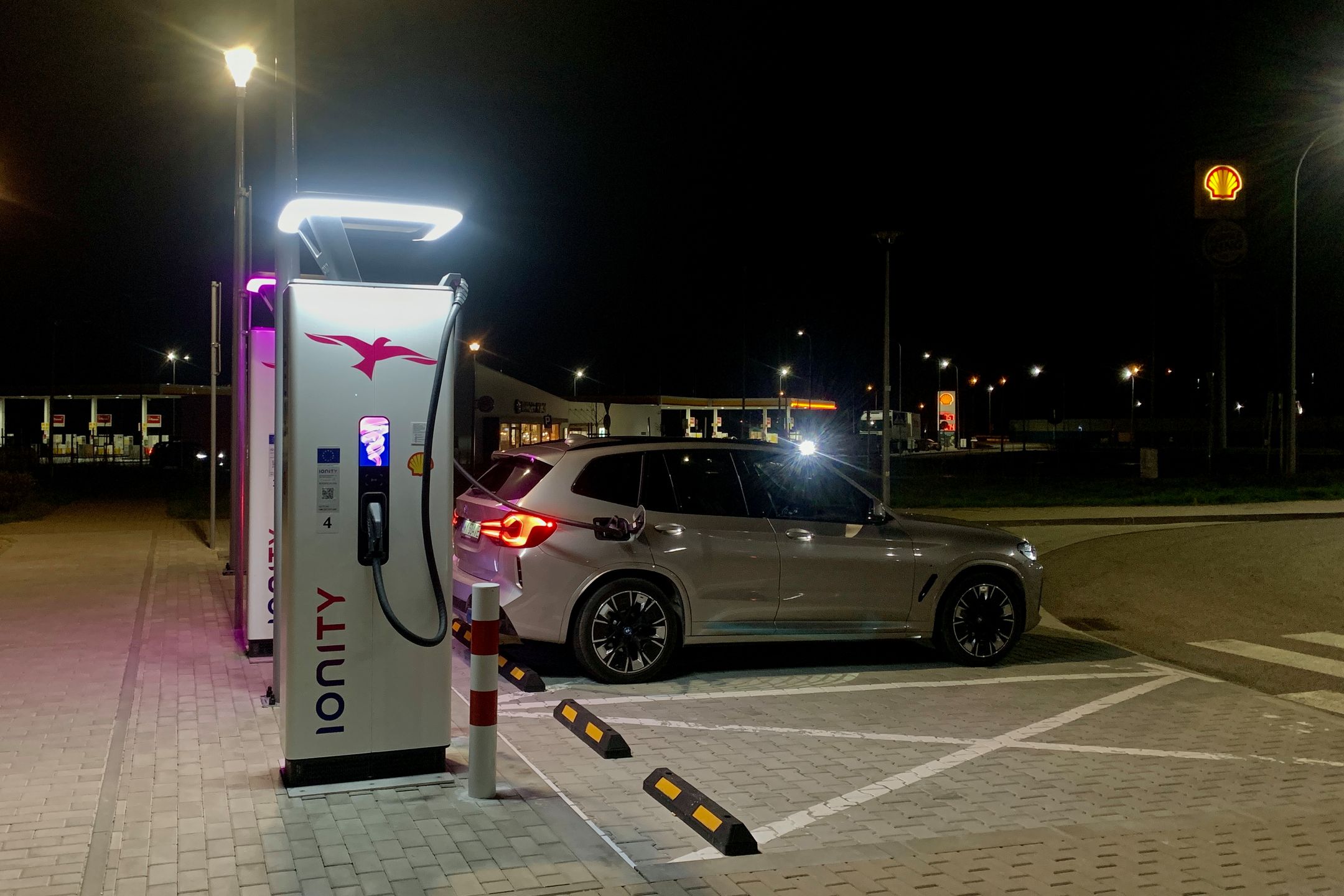 BMW iX3 na superszybkiej ładowarce Ionity