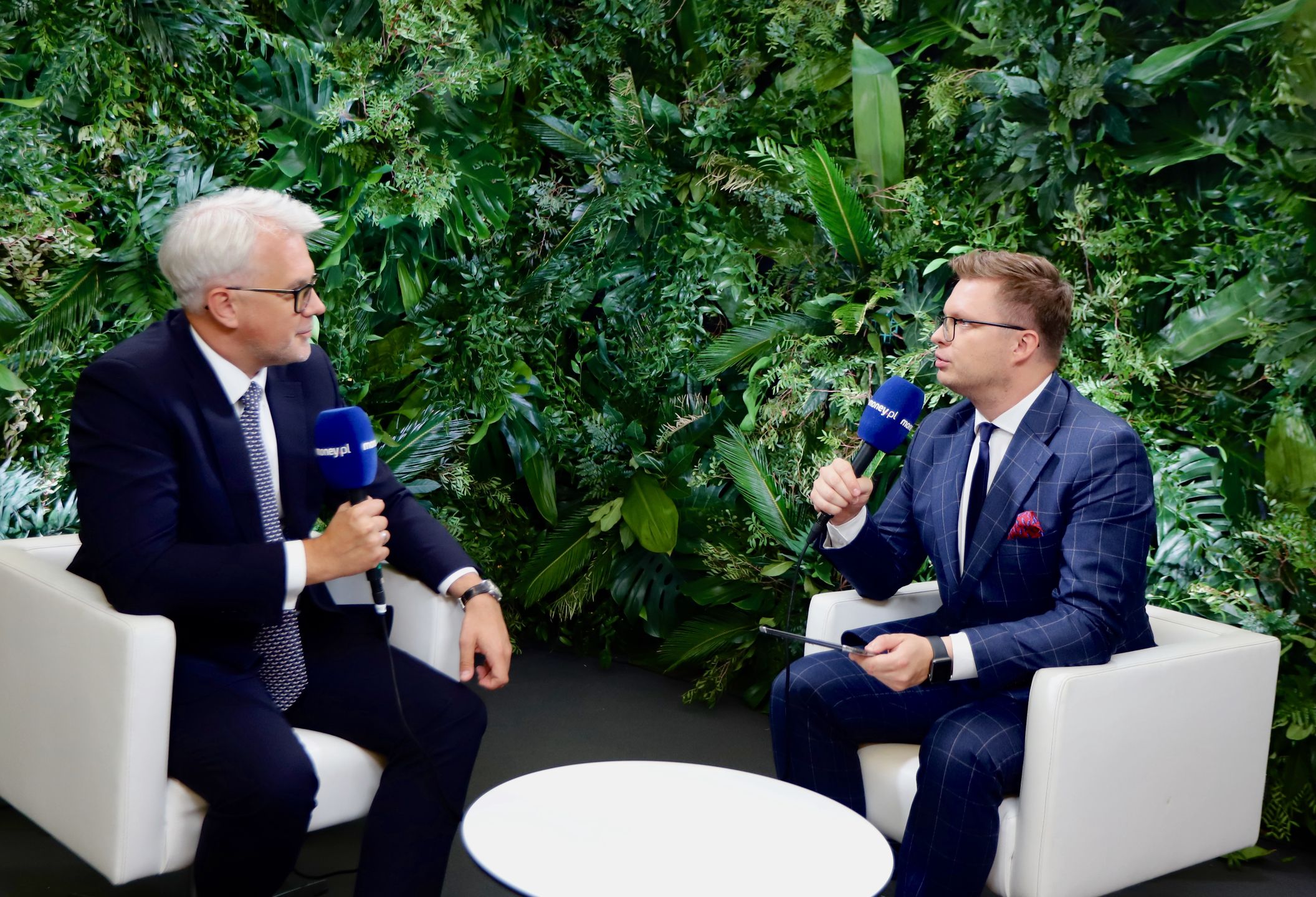 Wywiady w studio Wirtualnej Polski. Nieodłączna część Forum Ekonomicznego w Karpaczu. na zdj. Mateusz Bońca, prezes JLL Polska podczas rozmowy z Mateuszem Ratajczakiem, Wirtualna Polska. 