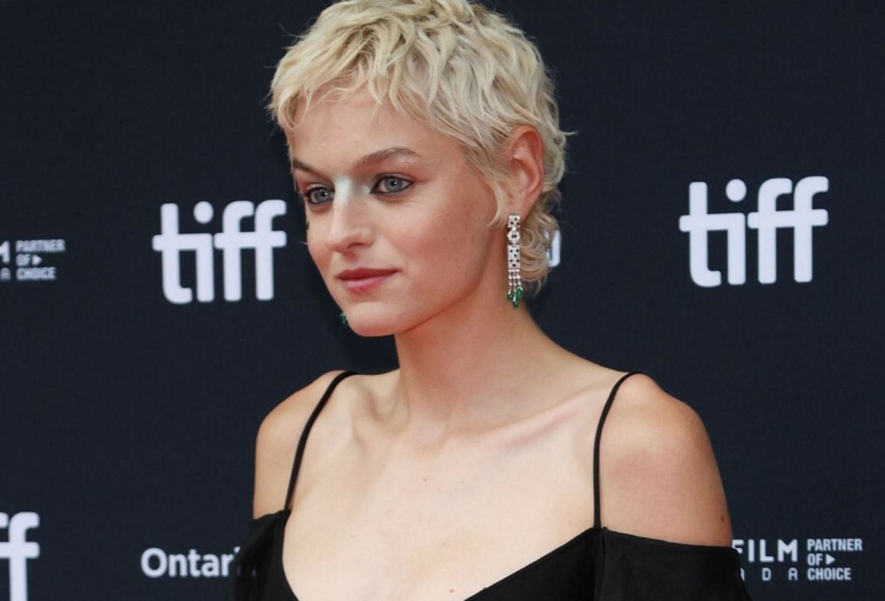 Emma Corrin w zaskakującej stylizacji na Międzynarodowym Festiwalu Filmowym w Toronto 