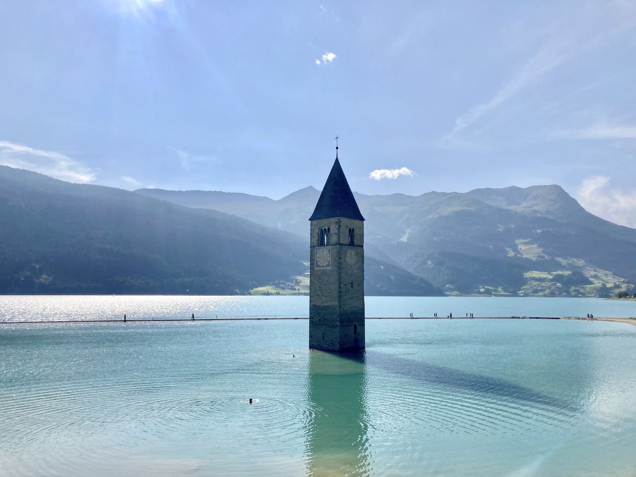 Lago di Resia znajduje się tuż przy granicy z Austrią