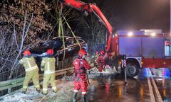 Kierowca forda, który wjechał do rzeki, był pijany. O mało nie utonął