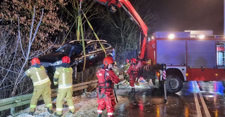 Kierowca forda, który wjechał do rzeki, był pijany. O mało nie utonął
