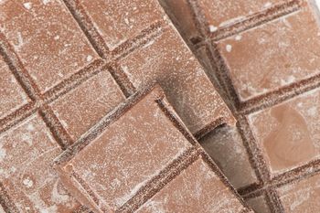 Zauważyłeś biały nalot na czekoladzie? Dowiedz się, co to faktycznie oznacza