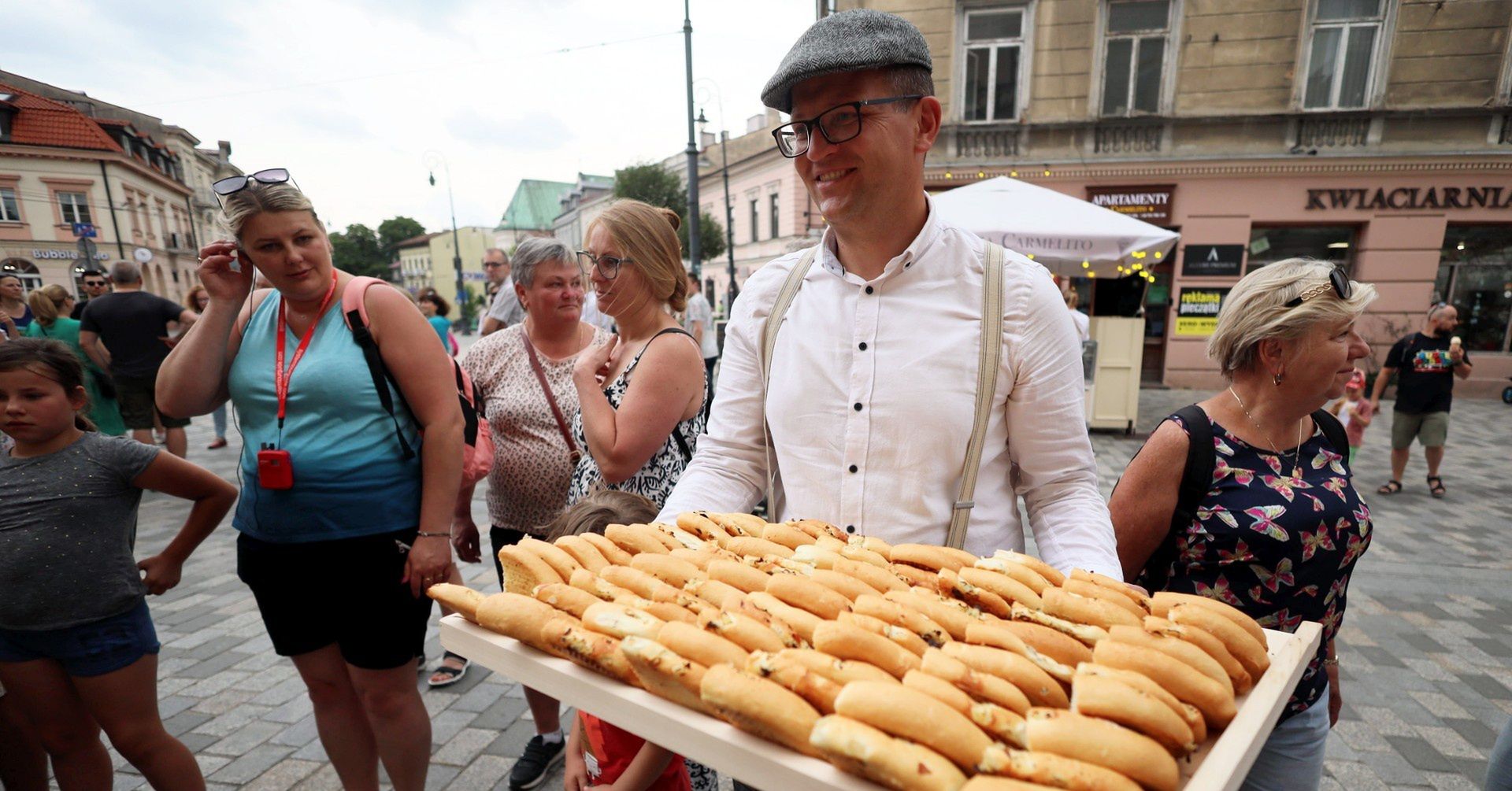 22.06.2024 LUBLIN PLAC LOKIETKA DZIEN CEBULARZA W LUBLINIE. DO DEGUSTACJI CEBULARZY Z LUBELSKICH PIEKARNI USTAWILA SIE DLUGA KOLEJKA DZIEN SWIETO CEBULARZ DEGUSTACJA FOT. MALGORZATA GENCA / POLSKA PRESS