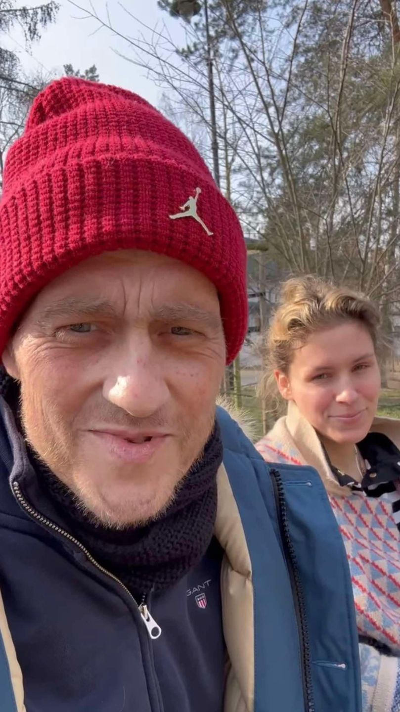 Tomasz Jakubiak nadaje z żoną z parku i studzi entuzjazm fanów
