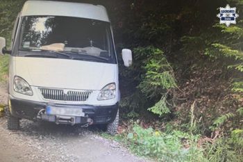 Śmierć na leśnej drodze. Auto zaczęło się staczać. Nie żyje 40-latka