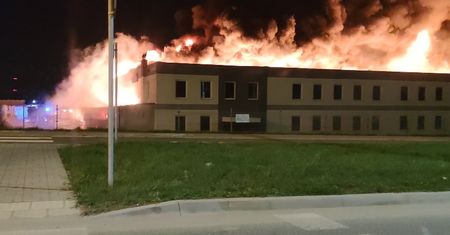 Lublin. Ogromny pożar na Felinie. Ogień objął cały budynek. Trwa akcja gaśnicza