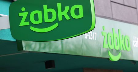 Ile zarabiają pracownicy w Żabce? Oto konkretna stawka
