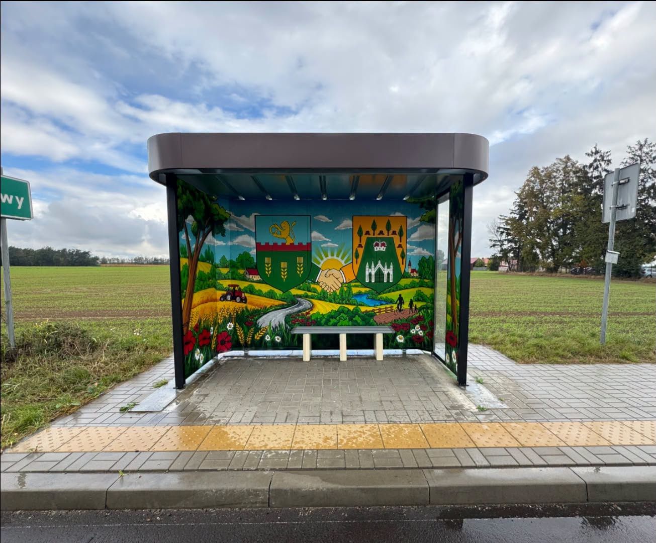 Mural na przystanku na granicy gmin Radzanowo i Staroźreby 