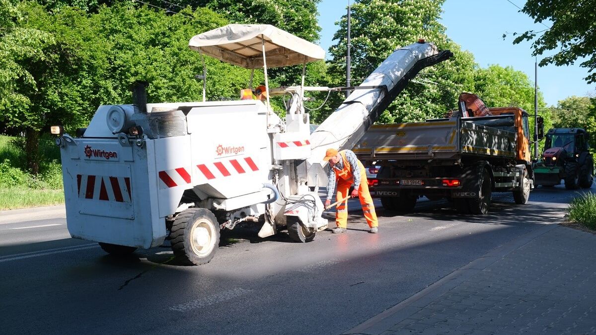 Drogowcy frezują asfalt