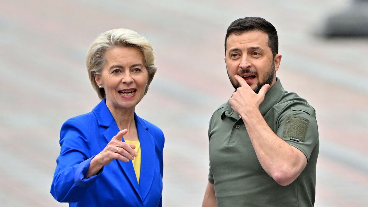 Przewodnicząca Komisji Europejskiej Ursula von der Leyen (z lewej) i prezydent Ukrainy Wołodymyr Zełenski (z prawej)