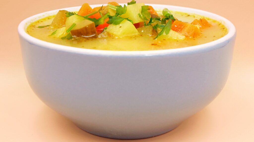 Zupa z ogórków konserwowych, ziemniaka i marchewki z jogurtem przepis