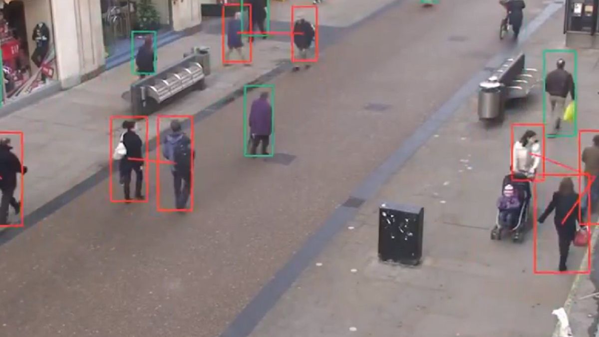 Kamery mają sprawdzać, czy ludzie zachowują odpowiednią odległość między sobą