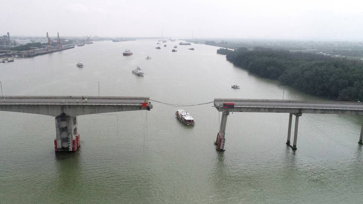 Statek staranował chiński most, auta wpadły do wody. Są ofiary